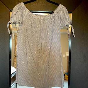 Mahina medium top…light blue & white stripe w/ small sewn on stars! Super cute!